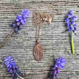 Miedziany naszyjnik z odciskiem roślin