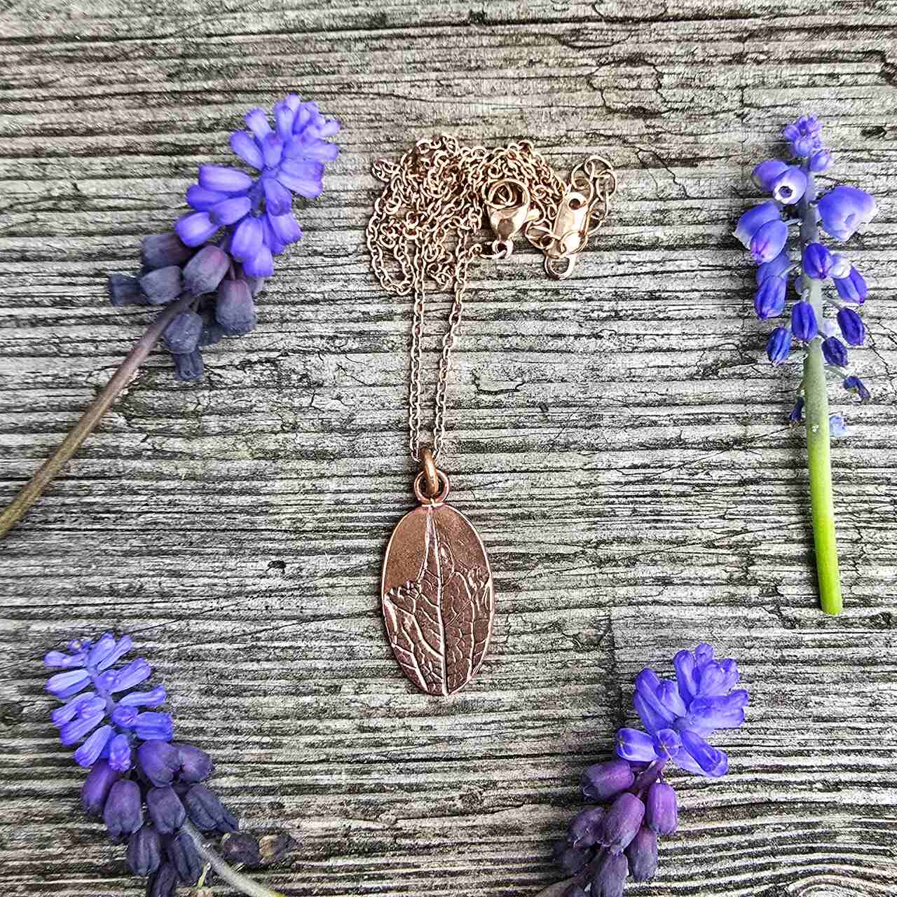 Miedziany naszyjnik z odciskiem roślin