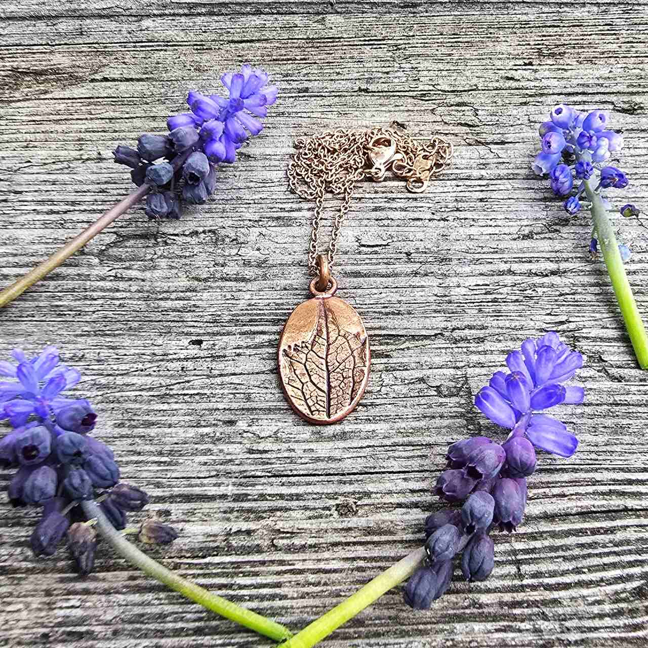 Miedziany naszyjnik z odciskiem roślin - obrazek 3