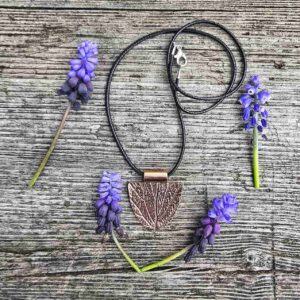 Miedziany naszyjnik z odciskiem roślin