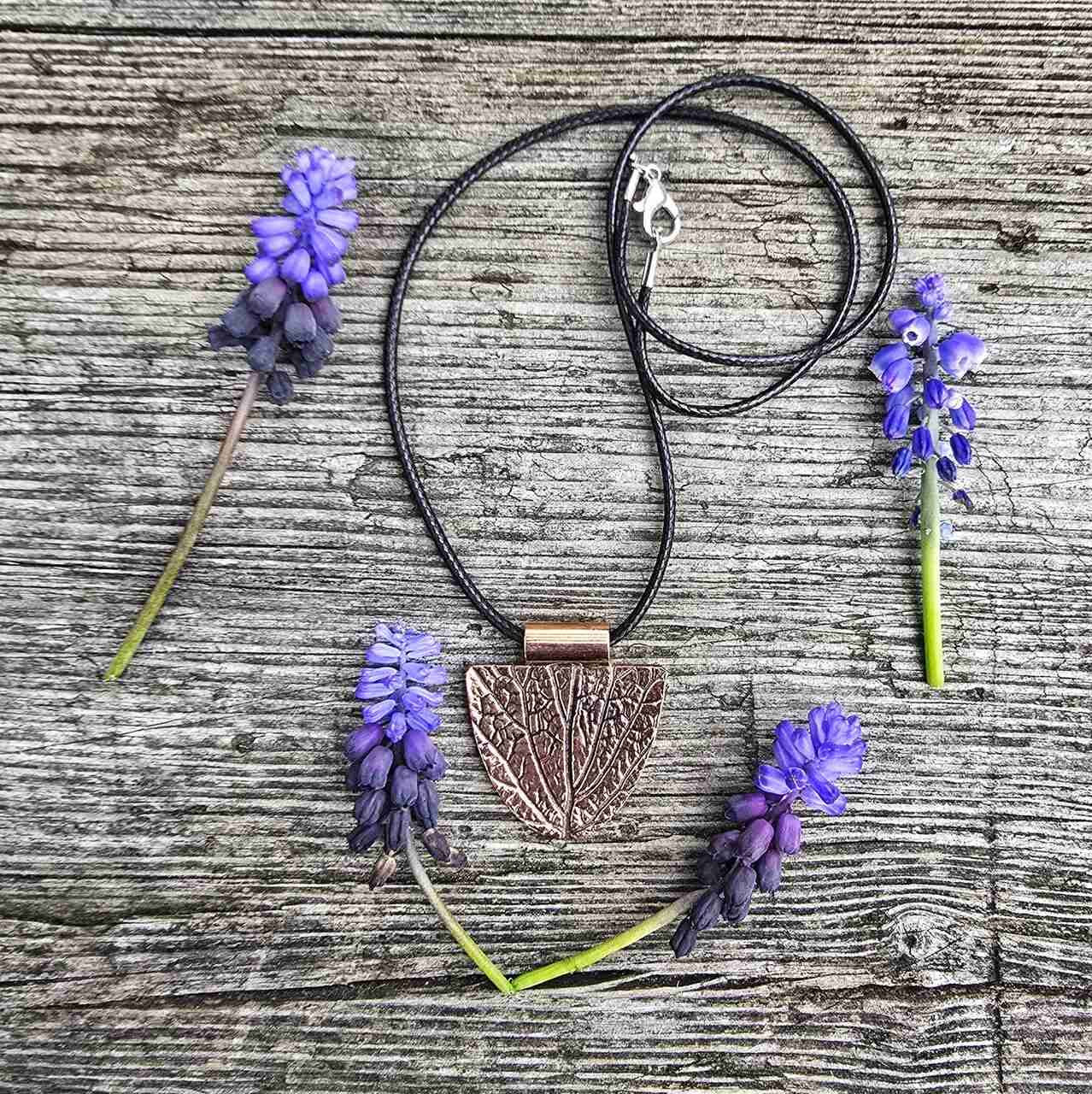 Miedziany naszyjnik z odciskiem roślin