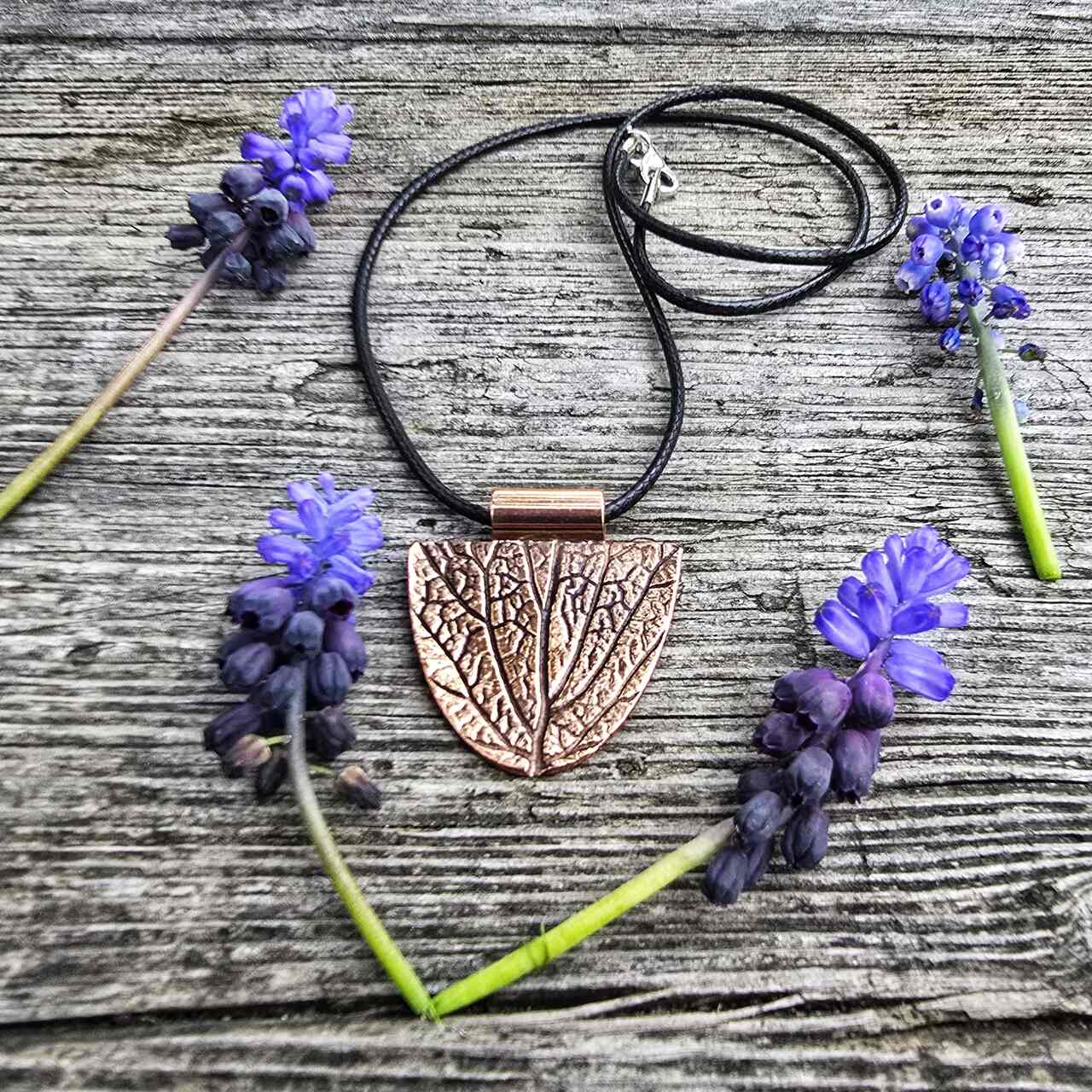 Miedziany naszyjnik z odciskiem roślin - obrazek 3