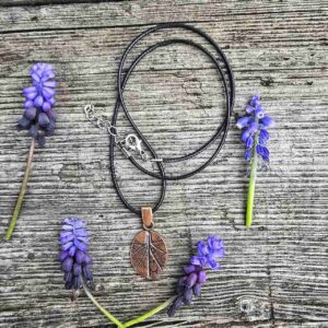 Miedziany naszyjnik z odciskiem roślin