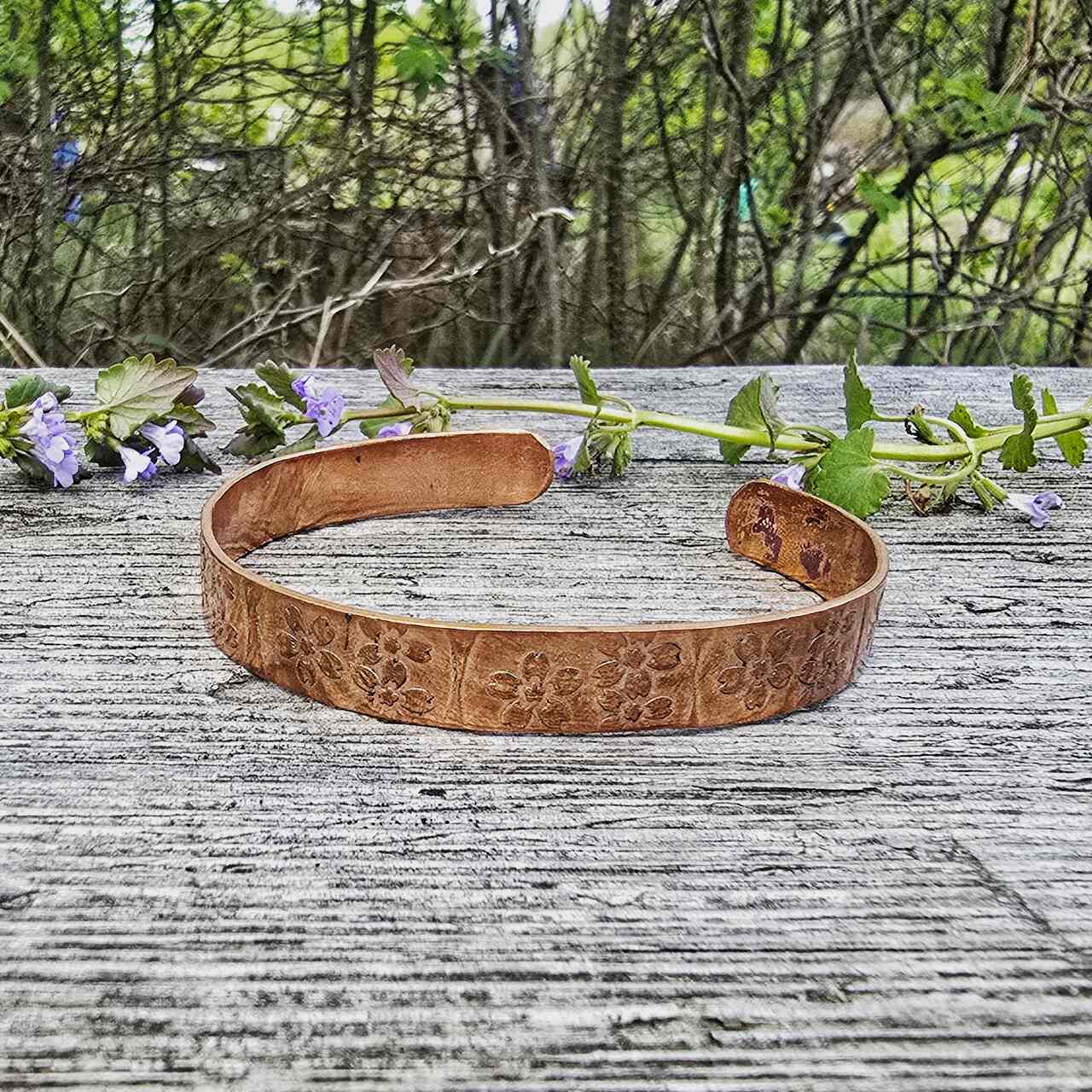 Bransoletka miedziana z kwiatkami