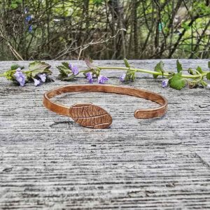 Bransoletka miedziana z odciskiem liścia