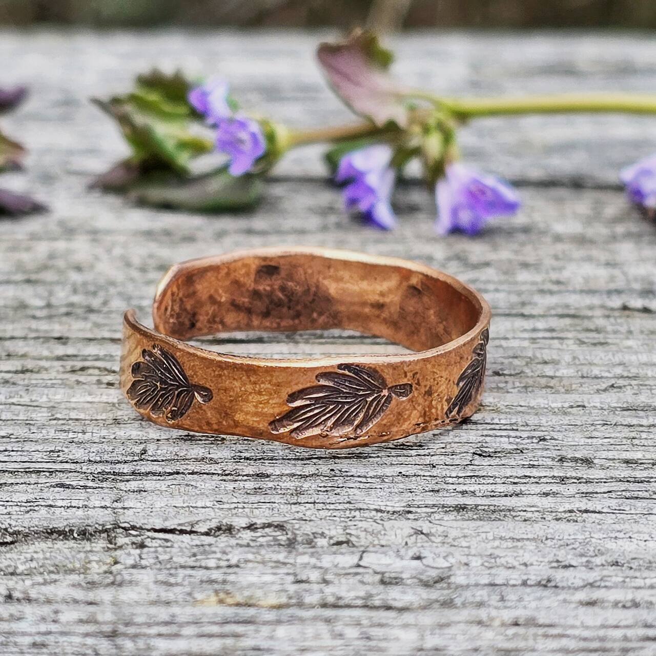 Pierścionek miedziany z listkami - obrazek 3