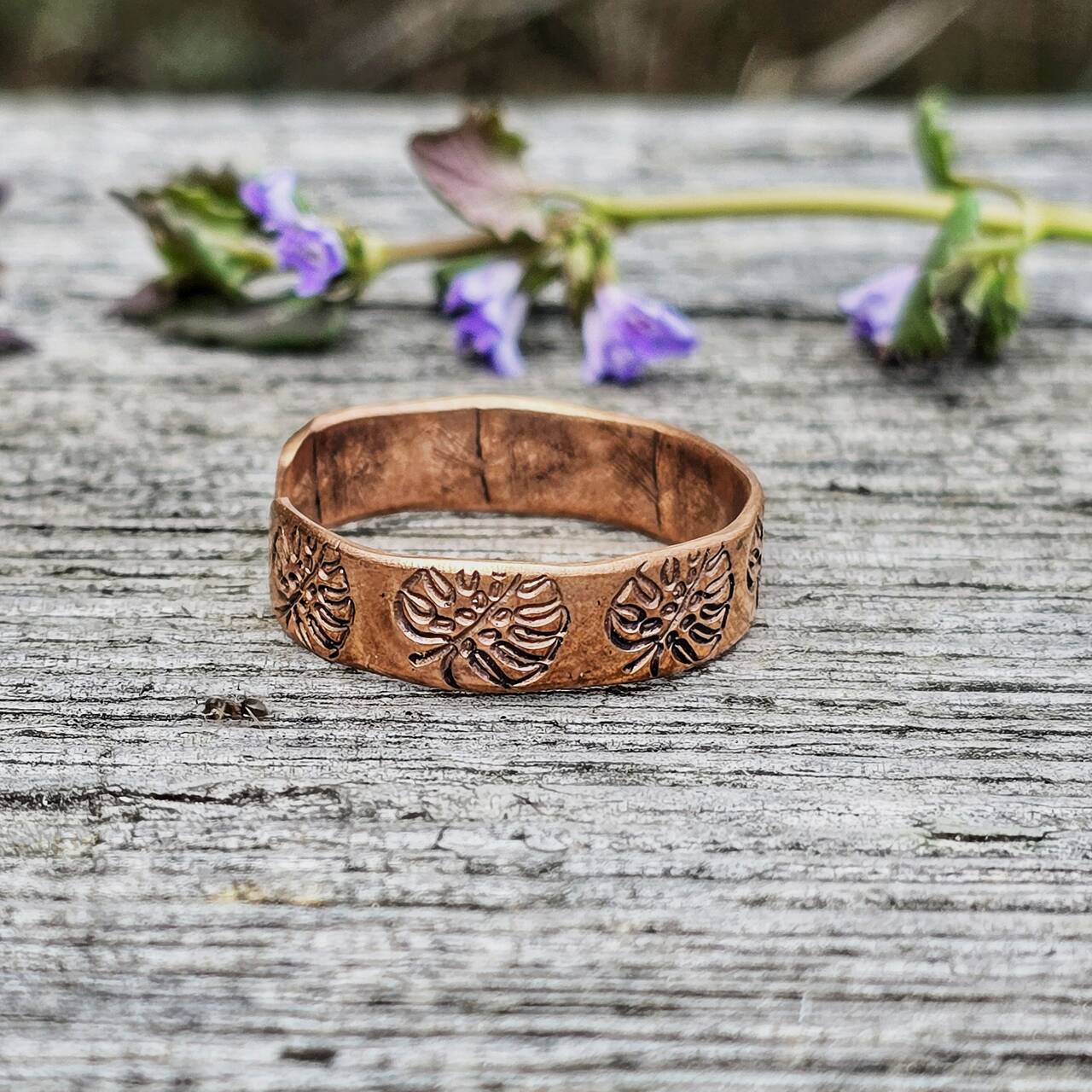 Pierścionek miedziany z listkami monstery - obrazek 3