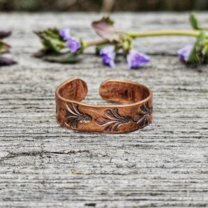 Pierścionek miedziany z ornamentem