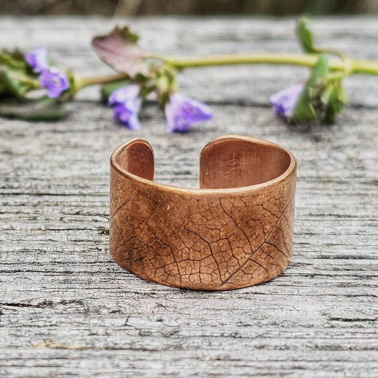 Pierścionek miedziany z odciskiem liści