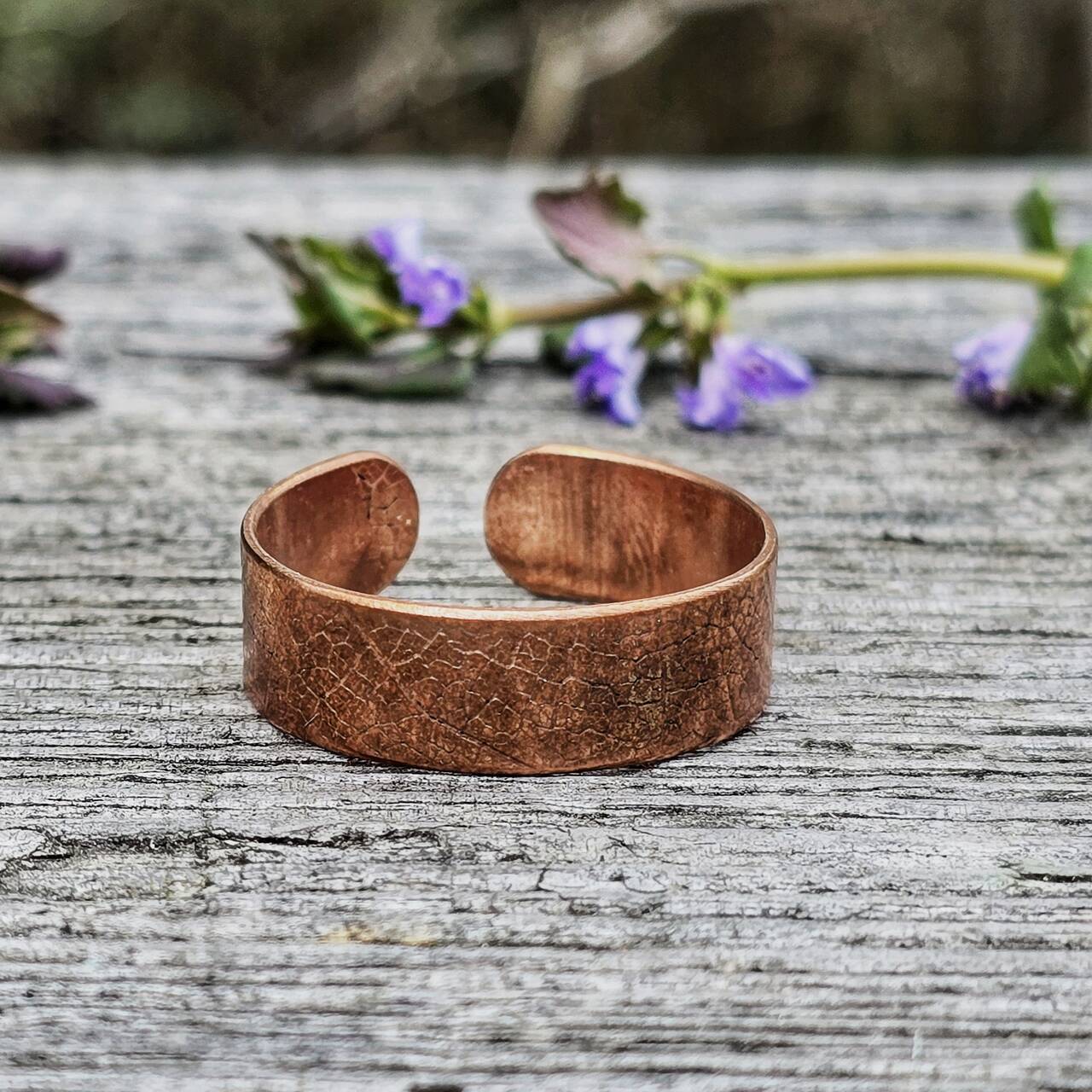 Pierścionek miedziany z odciskiem liści