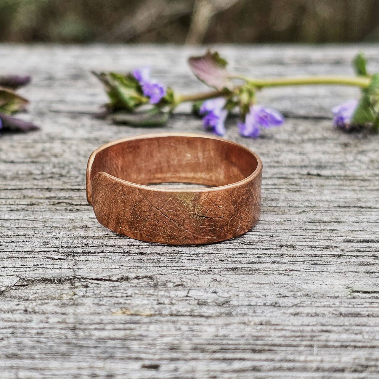 Pierścionek miedziany z odciskiem liści - obrazek 3