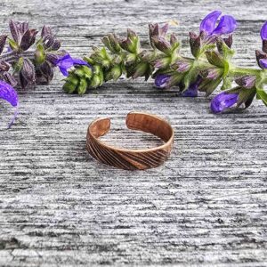 Pierścionek miedziany z wzorem