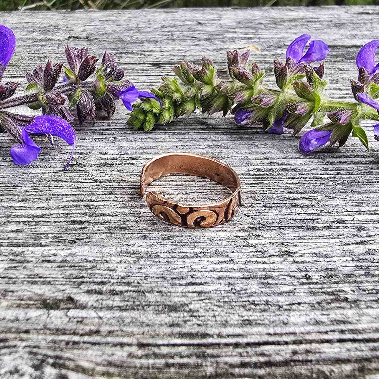Pierścionek miedziany z wzorem - obrazek 3
