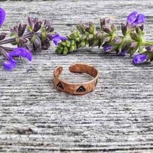 Pierścionek miedziany z wzorem