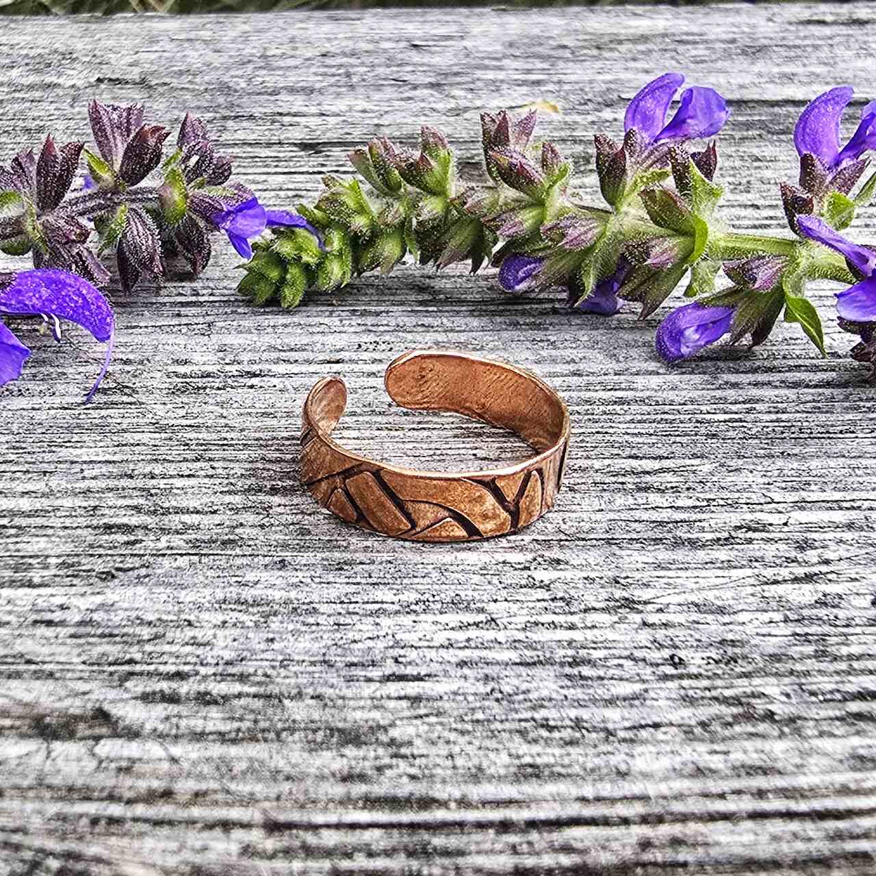 Pierścionek miedziany z wzorem