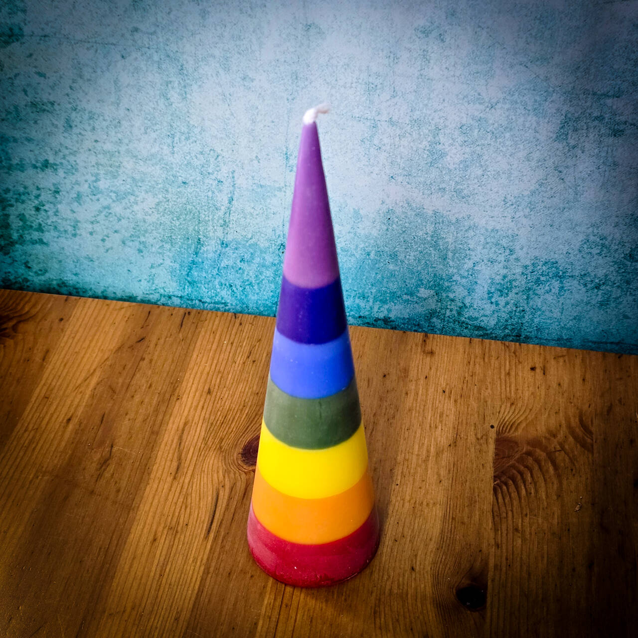 Świeca stożkowa tęczowa bezzapachowa - obrazek 4