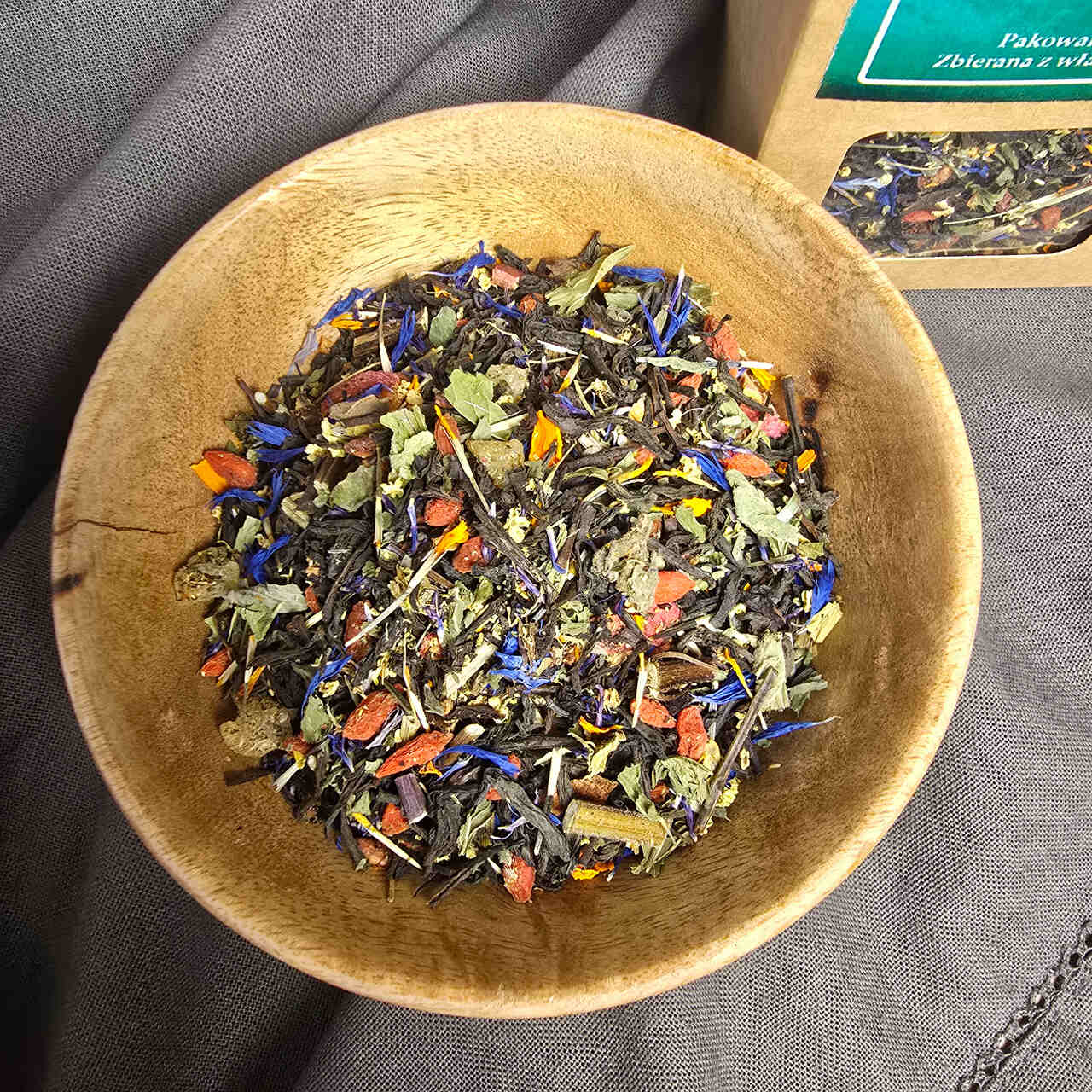 Herbata Miętowe Orzeźwienie czarna z ziołami - obrazek 4